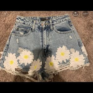 Fashion nova daisy shorts